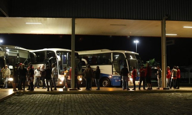 Caravana de simpatizantes do ex-presidente Lula sai de São Bernado do Campo (SP) em direção à capital paranaense
