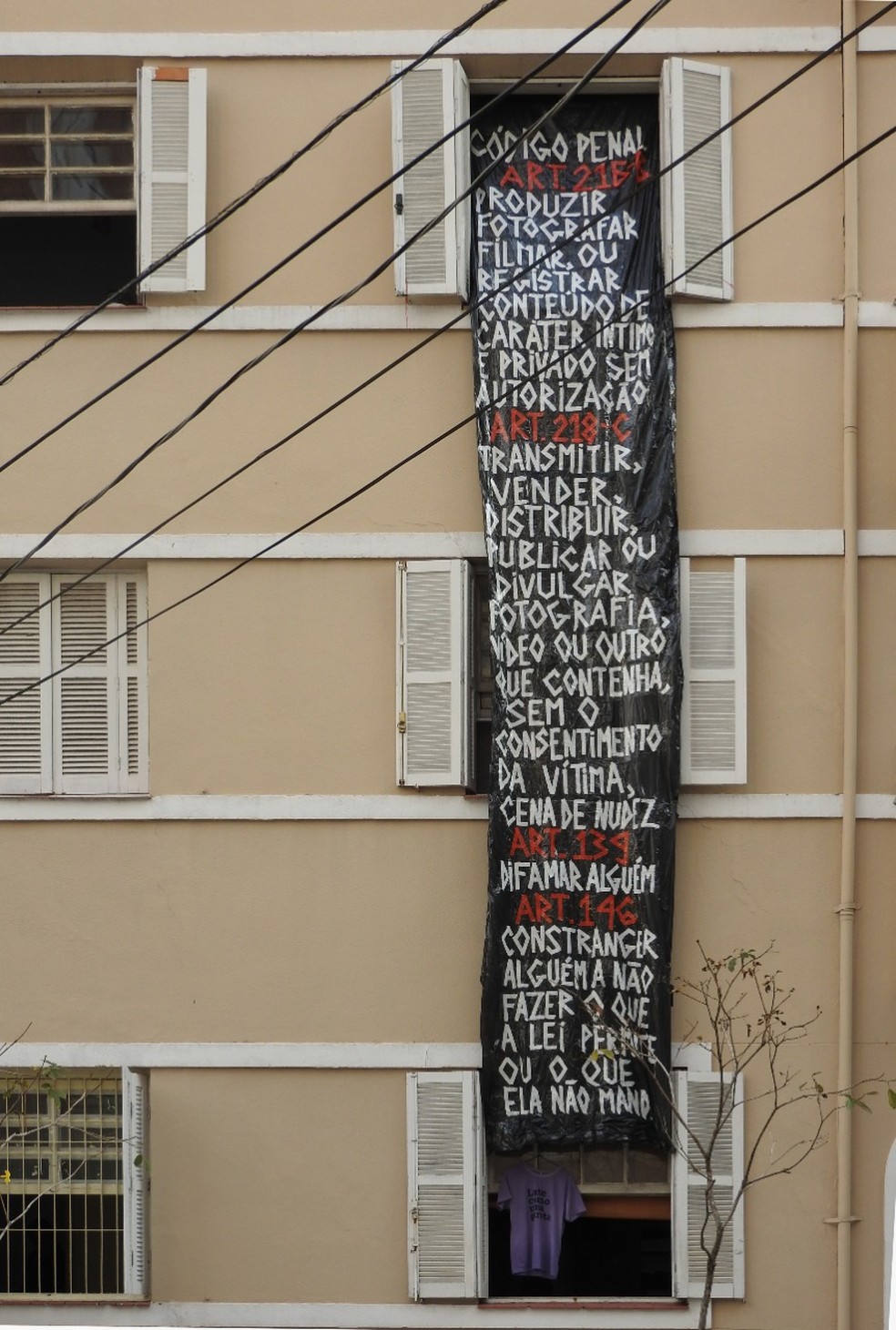 Faixa em protesto pela vítima contendo os artigos da Constituição violados pelos vizinhos. — Foto: Arquivo Pessoal