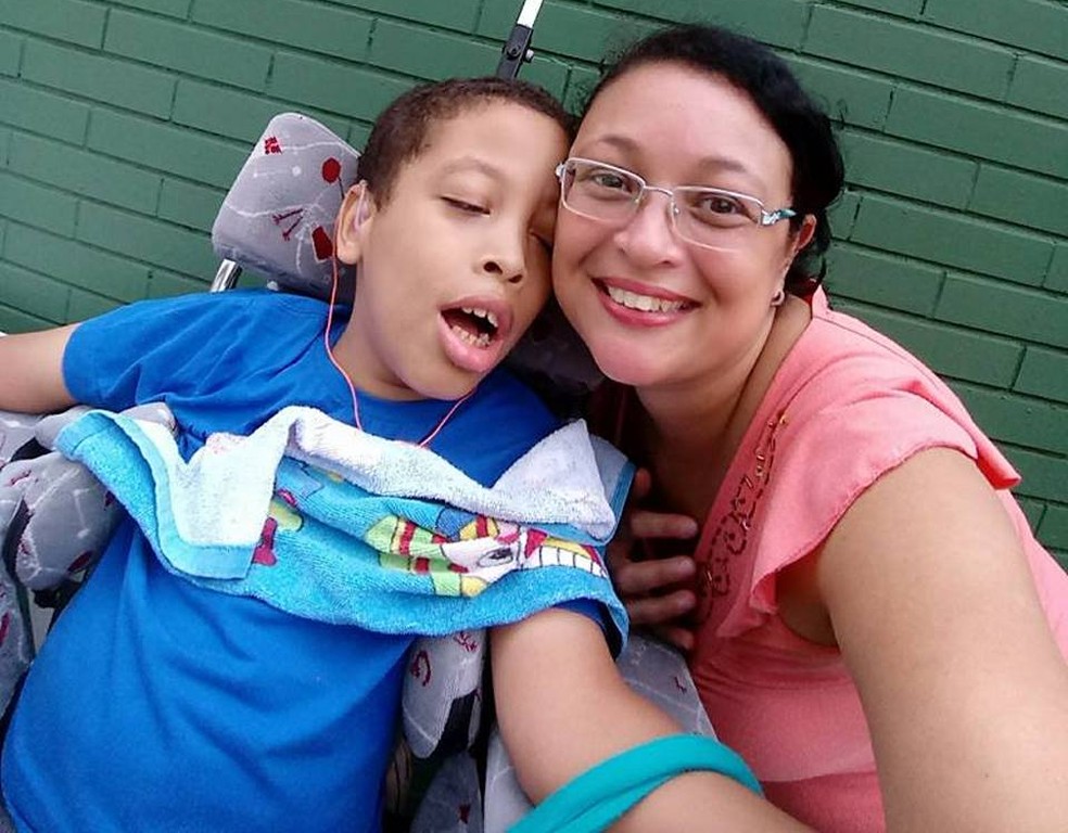 Wesley Wendell da Silva, de 12 anos, ao lado da mãe, Edilia de Oliveira — Foto: Reprodução/Facebook