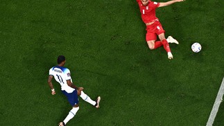 Camisa 11 da Inglaterra Marcus Rashford marca o quinto gol contra o Irã, em Doha — Foto: JEWEL SAMAD/AFP
