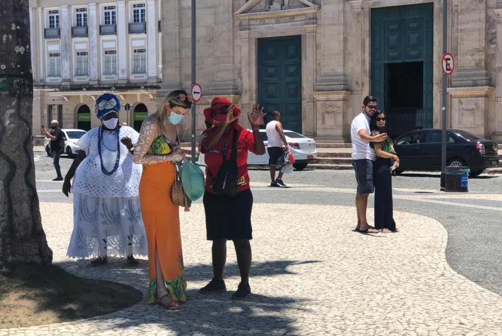 Turistas passeiam pelo Terreiro de Jesus, no Centro Histórico de Salvador — Foto: Valma Sila / G1 BA