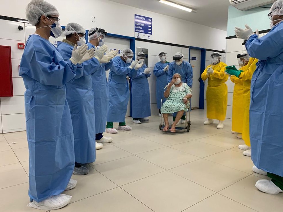 Idosa de 91 anos foi aplaudida pela equipe médica ao receber alta em Teresina — Foto: Divulgação/FMS