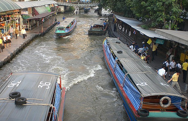 Táxis flutuantes, em Bangkok (Foto: Reprodução/The World Geography)