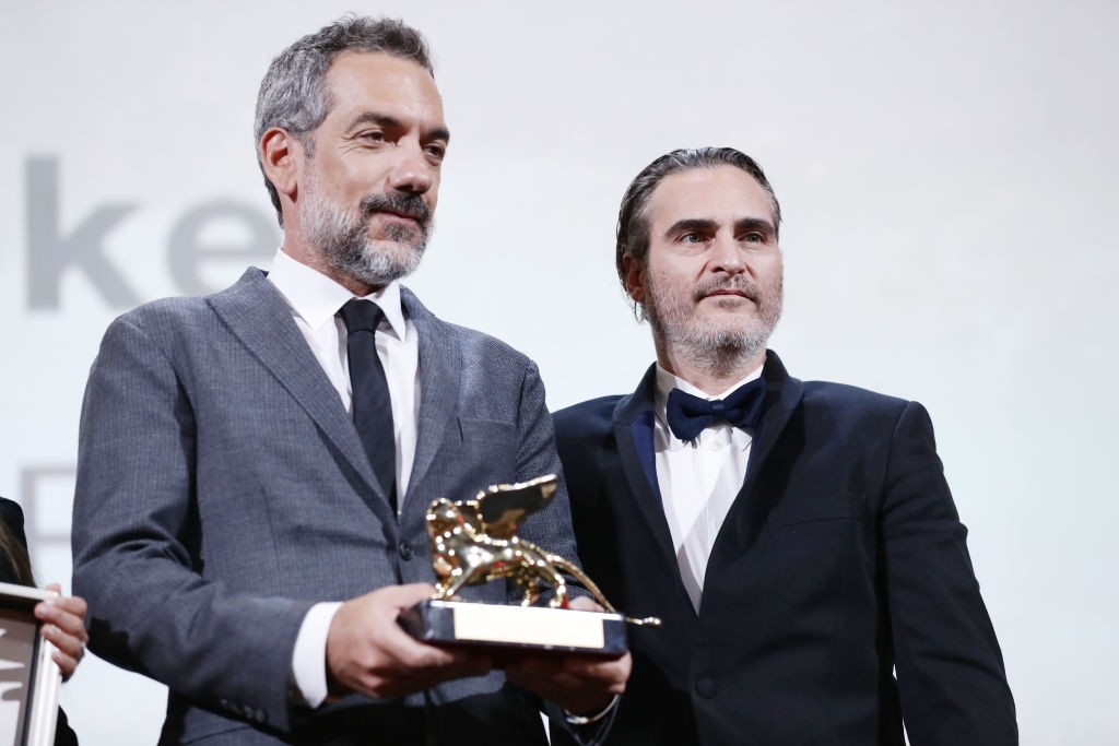 VENICE, ITALY - SEPTEMBER 07: Todd Phillips and Joaquin Phoenix receive the Golden Lion for Best Film Award for ‘Joker’ during the Award Ceremony during the 76th Venice Film Festival at Sala Grande on September 07, 2019 in Venice, Italy. (Photo by Vittori (Foto: Getty Images)