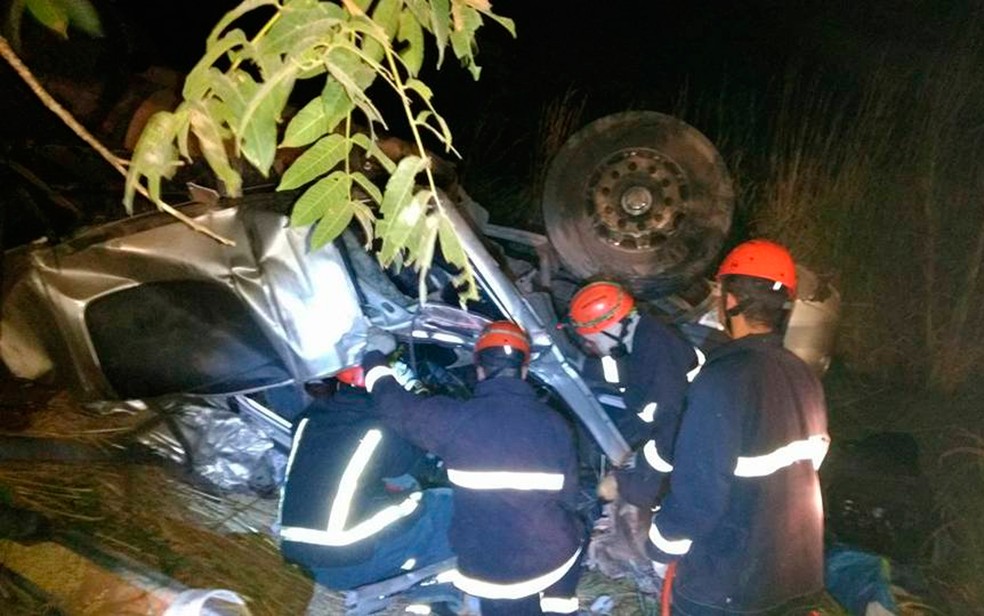 Acidente com 4 carretas deixa um morto e 4 feridos na BA (Foto: Divulgação/Corpo de Bombeiros Militar)