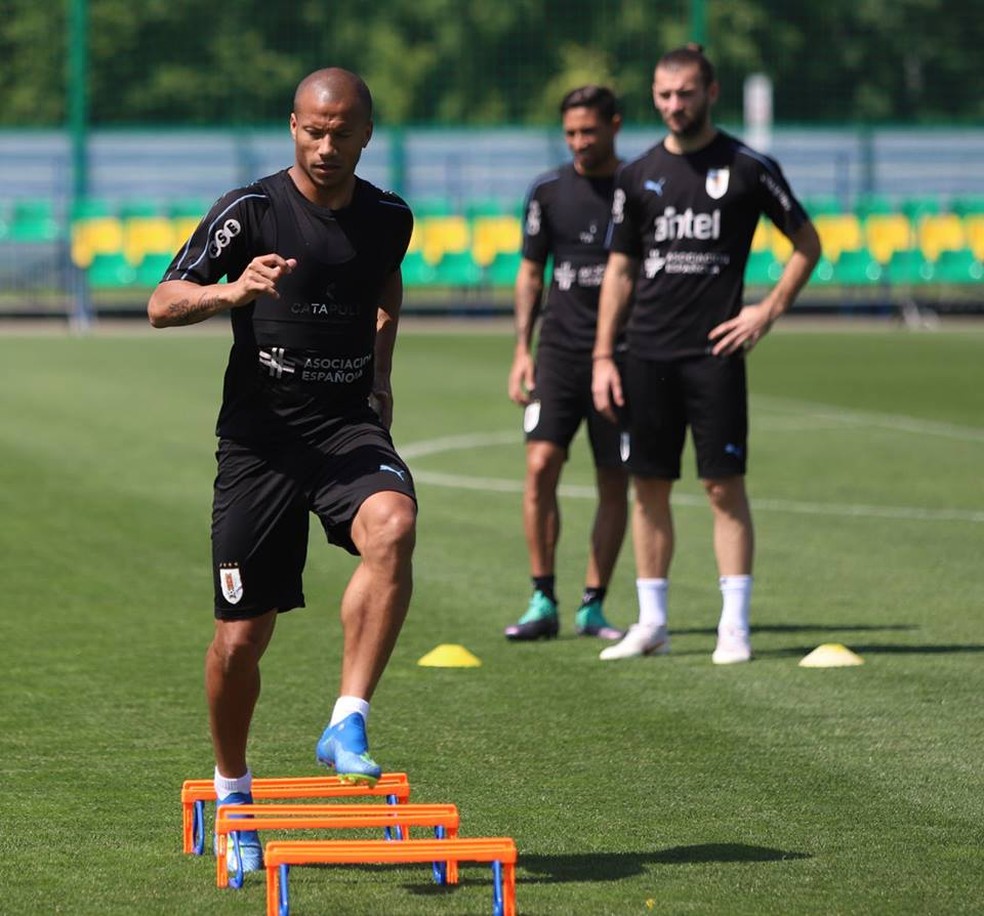Carlos SÃ¡nchez em treino da seleÃ§Ã£o uruguaia (Foto: Facebook/AUF)