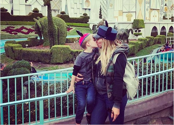 A cantora Hillary Duff na foto em que aparece beijando o filho (Foto: Instagram)