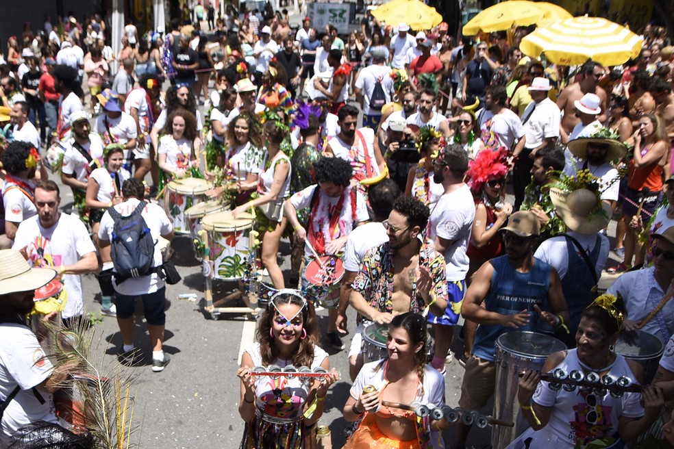 Público curte o bloco Confraria do Pasmado, em Pinheiros, na Zona Oeste de SP, no pré-carnaval de São Paulo deste ano — Foto: RONALDO SILVA/FUTURA PRESS/ESTADÃO CONTEÚDO