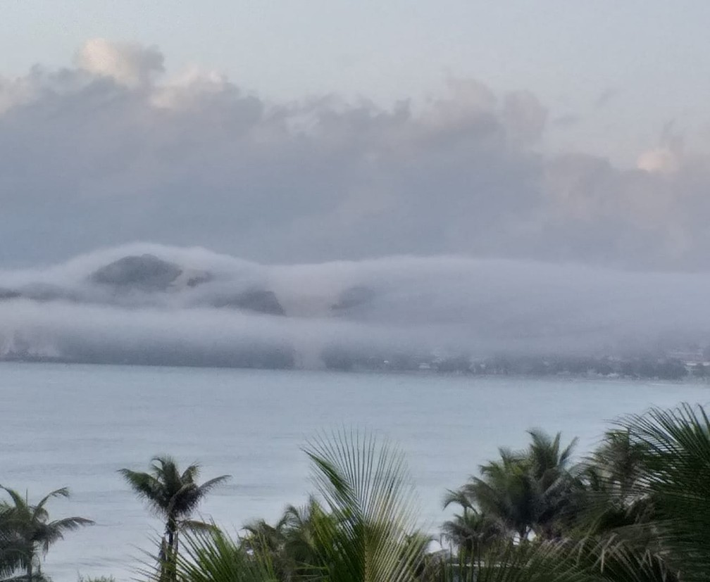 Morro do Careca, um dos principais cartões portais da capital potiguar, ficou encoberto pela névoa nesta quarta-feira (27). — Foto: François Cevert
