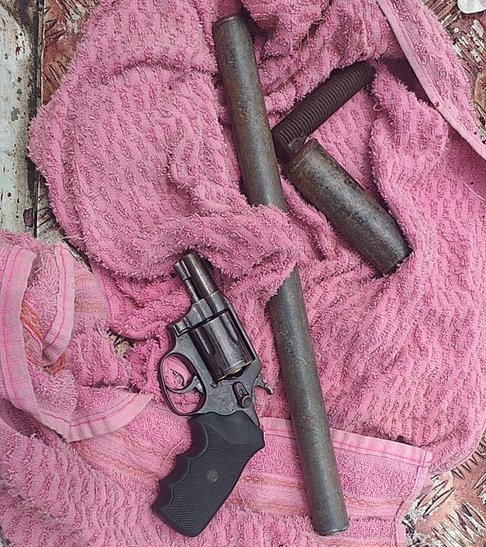 Armas foram apreendidas com os suspeitos — Foto: Cedida/PM