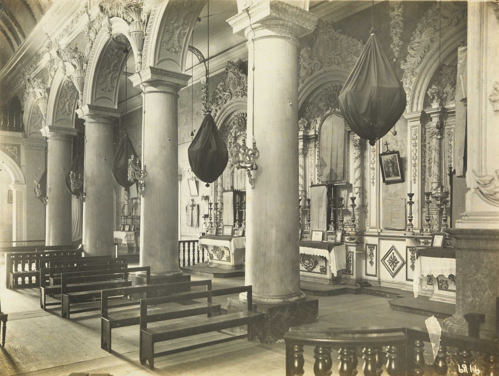 O interior da antiga igreja no alto do Morro do Castelo — Foto: Fundação Biblioteca Nacional 