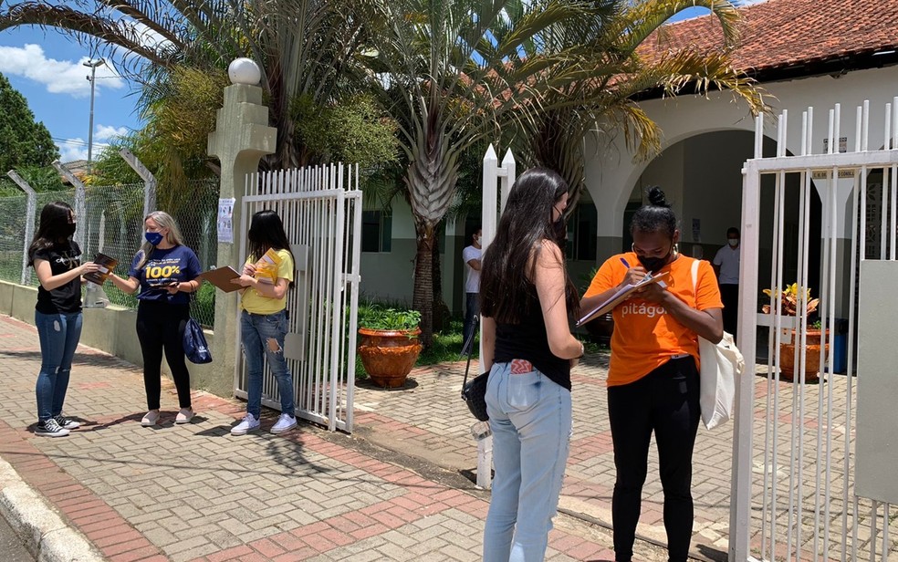 Faculdades de Pouso Alegre fazem cadastro dos estudantes na entrada da Escola Municipal Doutor Ângelo Cônsoli — Foto: Leidy Palma