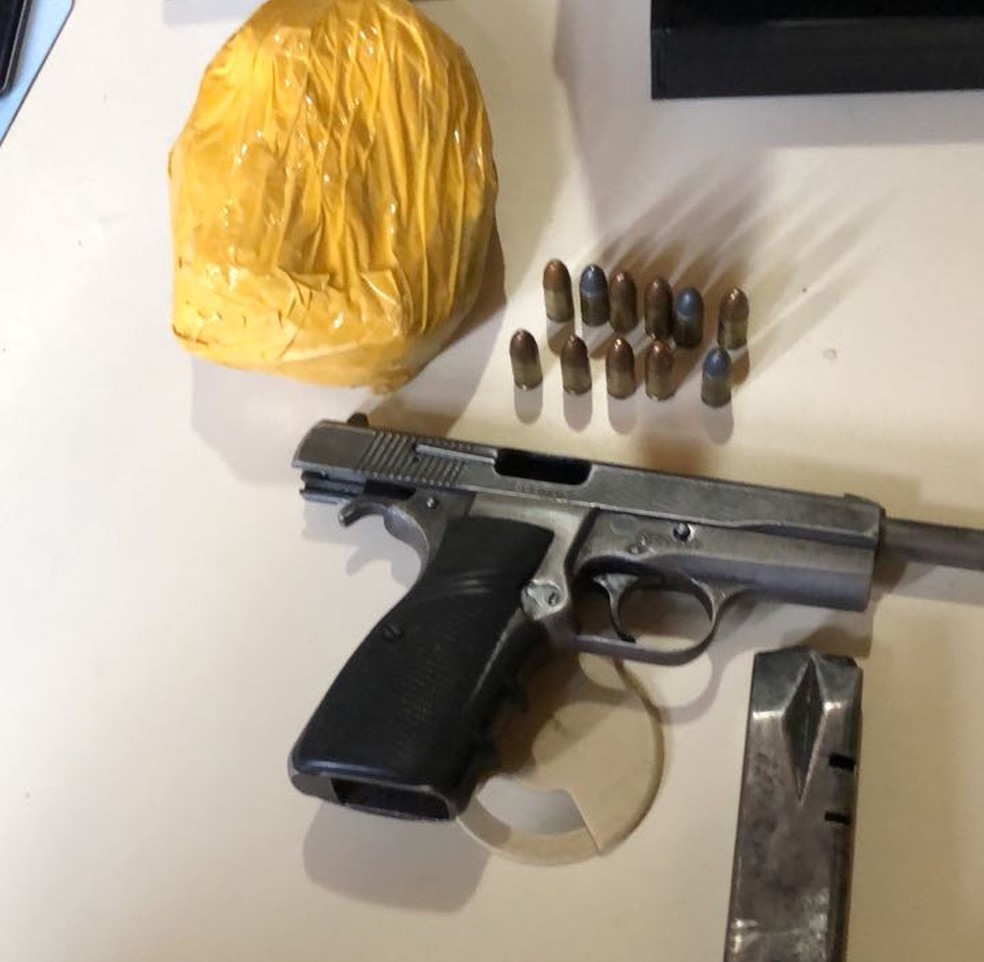 Arma e meio quilo de cocaína foram encontrados com um dos suspeitos do crime (Foto: Polícia Civil/Divulgação)