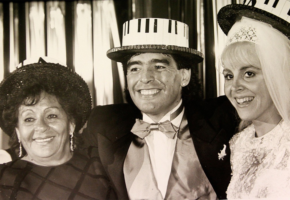 Diego Maradona posa entre sua mulher, Claudia Villafane (dir.) e sua mãe, Dalma, durante sua festa de casamento em Buenos Aires em novembro de 1989 — Foto: Reuters/Stringer/Arquivo