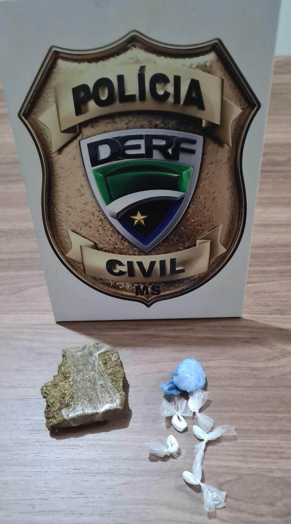 Drogas apreendidas na casa onde adolescente morava — Foto: Derf/Divulgação