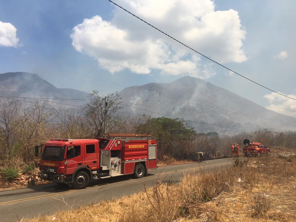 O trabalho da brigada na manhã deste sábado ocorreu em uma área de difícil acesso — Foto: Maristela Gláucia