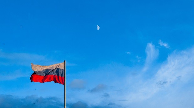 Bandeira da Rússia hasteada (Foto: Sam Oxyak / Unsplash)