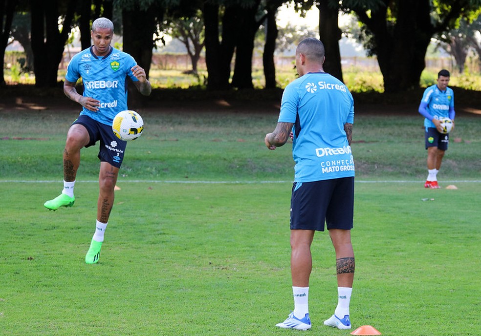 Deyverson e Sidcley treinam no CT do Dourado — Foto: AssCom Dourado