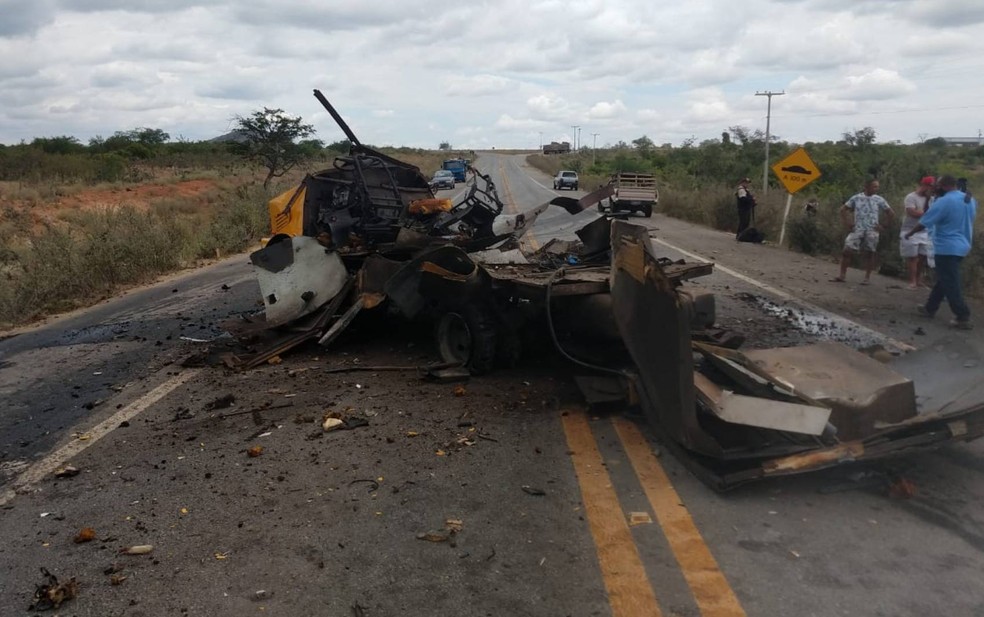 Bandidos armados atacam e explodem carro-forte em rodovia do norte da Bahia — Foto: Kris Lima/TV São Francisco
