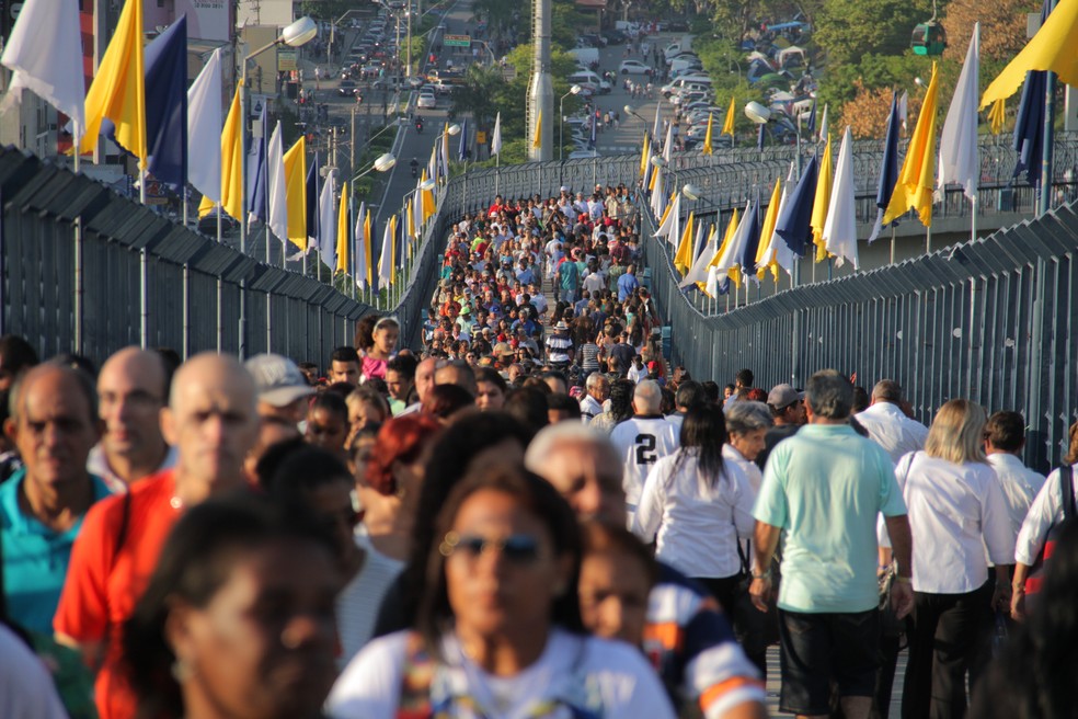 Fiéis lotam Santuário Nacional de Aparecida no Dia da Padroeira (Foto: Carlos Santos/G1)