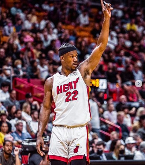 Jimmy Butler em ação pelo Miami Heat na derrota da equipe para o Golden State Warriors na FTX Arena, em Miami (Foto: Instagram)