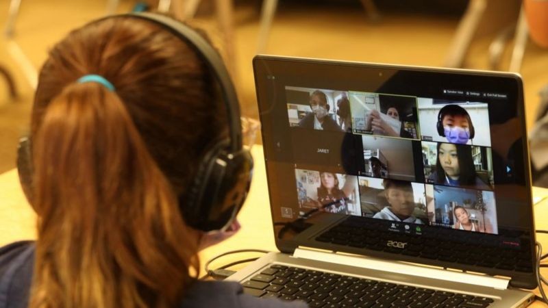 Em aulas nas quais não é obrigatório manter a câmera ligada, é difícil analisar a reação não verbal dos estudantes e sentir se eles aprenderam ou não (Foto: Getty Images via BBC News)