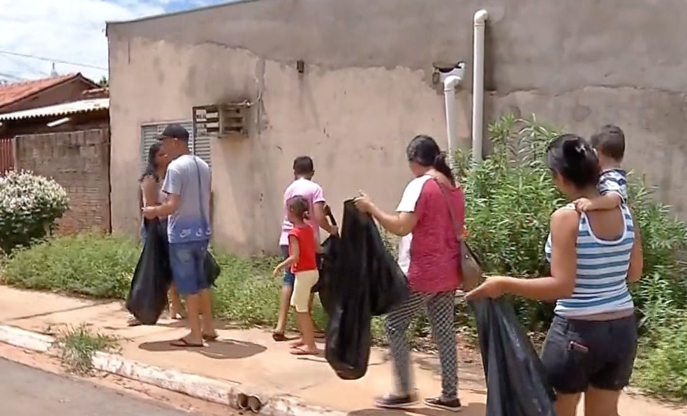 Mutirão limpou casas e terrenos do bairro — Foto: TVCA/Reprodução