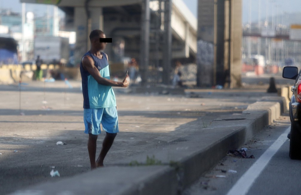 Homem oferece celular em ponto de uso de crack na Avenida Brasil (Foto: Marcos Serra Lima/G1)