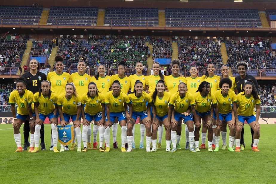 Seleção brasileira feminina antes de amistoso contra a Itália.