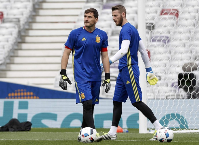 Casillas e De Gea no treino da Espanha (Foto: REUTERS/Vincent Kessler)