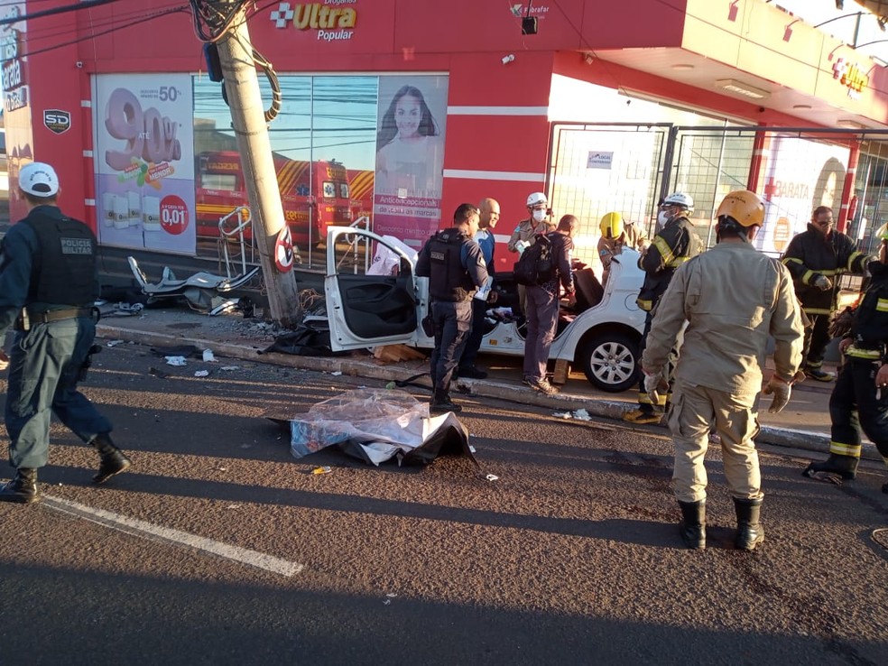 Carro bateu em poste, na Júlio de Castilho, e foi preciso cortar teto para retirada das vítimas — Foto: Osvaldo Nóbrega/TV Morena