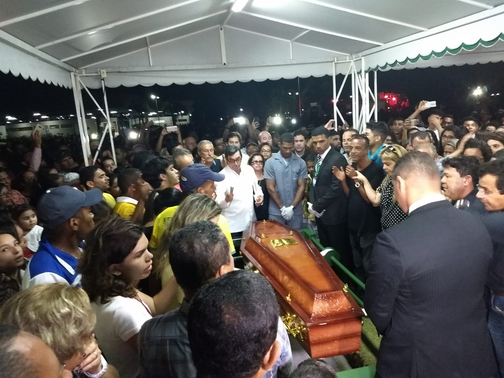Centenas de pessoas acompanharam cortejo e sepultamento do corpo do vereador Silvânio Barbosa, assassinado a facadas aos 45 anos (Foto: Derek Gustavo/G1)