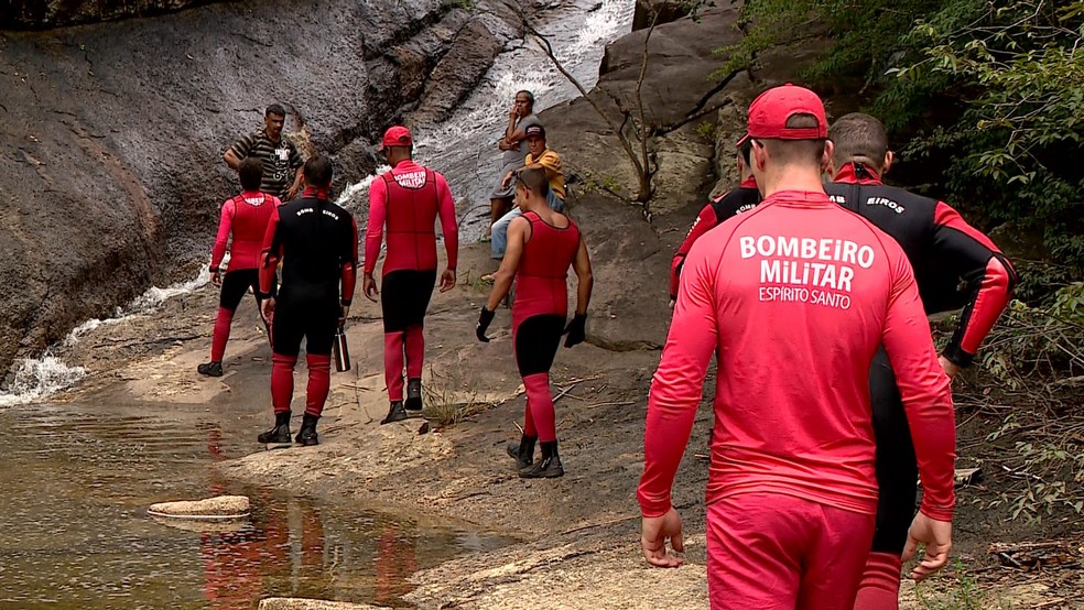 Bombeiros fizeram buscas por Niceia Salets Pinto, desaparecida após ser arrastada por correnteza em cachoeira de Águia Branca, ES — Foto: Reprodução/TV Gazeta