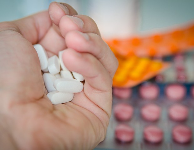 Medicamentos devem ser mantidos longe do alcance das crianças (Foto: Pexels)