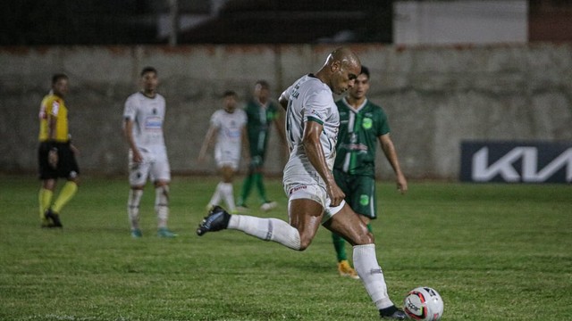 Primeiro tempo foi movimentado, com chances reais para os dois lados