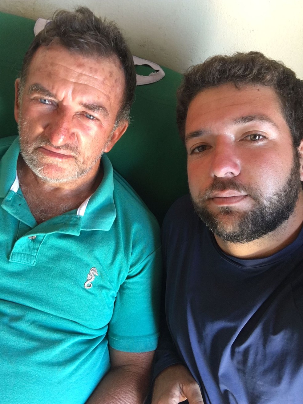 Manoel Freire e o filho Nicássio Souza, após pescador passar 34 horas à deriva no mar — Foto: Cedida