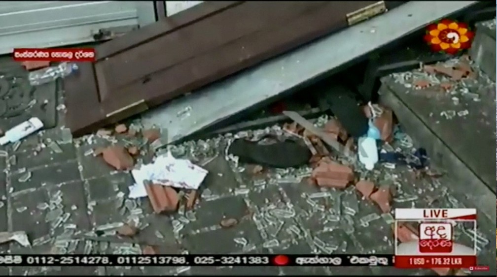 Imagens de TV local mostram destruiÃ§Ã£o dentro de uma das igrejas â€” Foto: Derana TV/via Reuters TV 