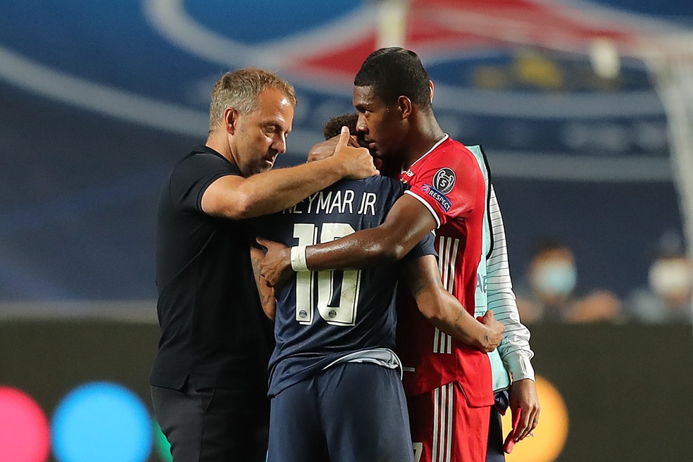 Técnico Hansi Flick e Alaba consolam Neymar após vice-campeonato com o PSG — Foto: Miguel A. Lopes/AFP