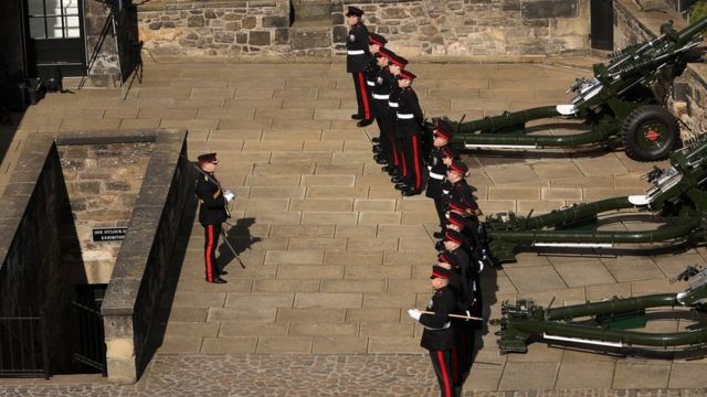 Soldados participaram de uma salva de tiros para o rei Charles 3º (Foto: Getty Images via BBC)