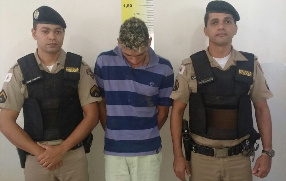 Rapaz foi preso após rastreamento da PM; ele estava escondido em uma casa em Salinas (Foto: Polícia Militar/Divulgação)