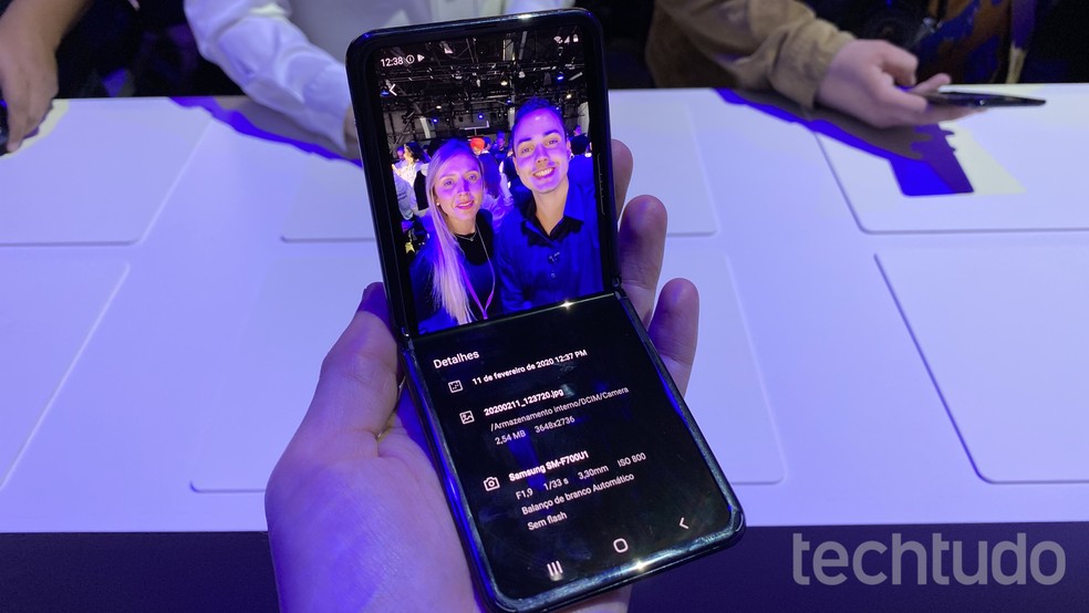 Galaxy Z Flip conta com tela flexível de 6,7 polegadas — Foto: Thássius Veloso/TechTudo