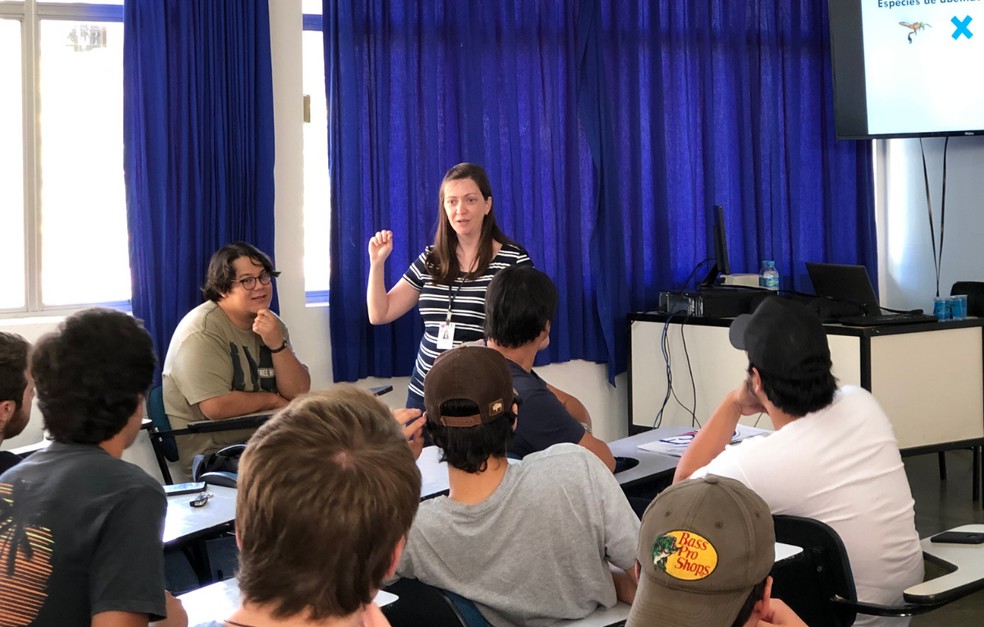 Professora Renata instrui alunos sobre apicultura — Foto: Divulgação Fazu