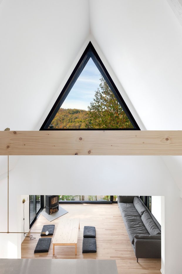 Com fachada preta e minimalismo, chalé de 64 m² surpreende  (Foto: Maxime Brouillet/ Divulgação)