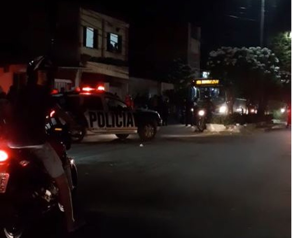 Grupo tenta depredar ônibus, mas é impedido por policiais que estavam dentro do veículo, em Fortaleza. — Foto: Reprodução