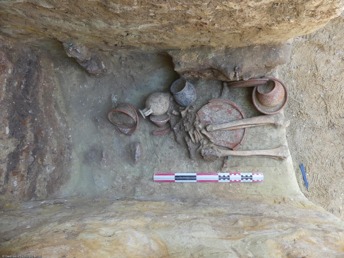 Oito cerâmicas depositadas ao nível dos pés de indivíduos provenientes da escavação 