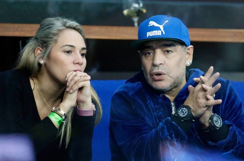 Maradona com sua companheira, Rocio Oliva, durante jogo da Copa Davis — Foto: Darko Bandic/AP
