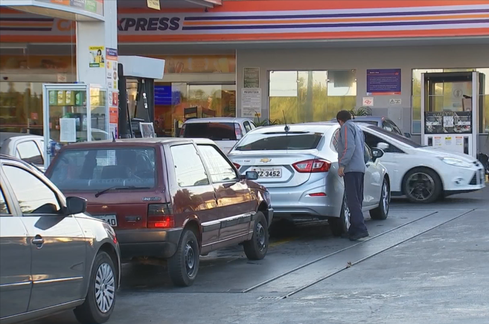 Filas de carros se formaram no início da manhã desta quinta-feira (24) nos postos de gasolina (Foto: Reprodução/TV TEM)