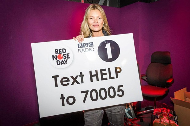 Kate Moss ajuda a arrecadas dinheiro para a causa do Comic Relief (Foto: Reprodução/Facebook)