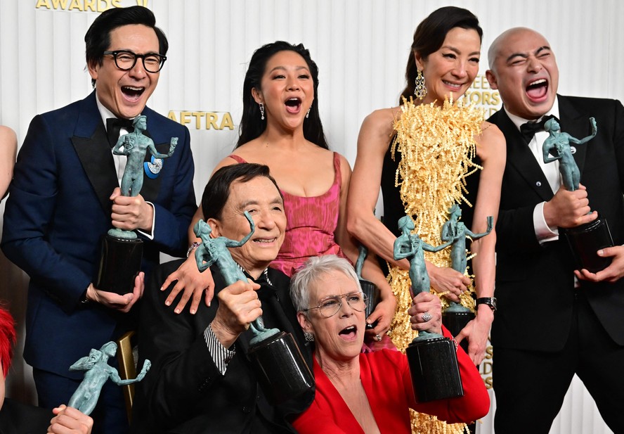 Parte do elenco do filme 'Tudo em todo o lugar ao mesmo tempo' celebra prêmio no Screen Actors Guild Awards