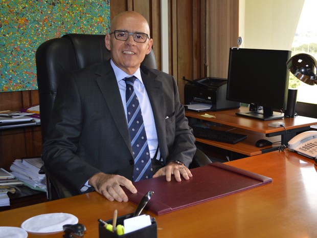 O embaixador da Itália no Brasil, Raffaele Trombeta, em seu gabinete, em Brasília (Foto: Fabiano Costa / G1)